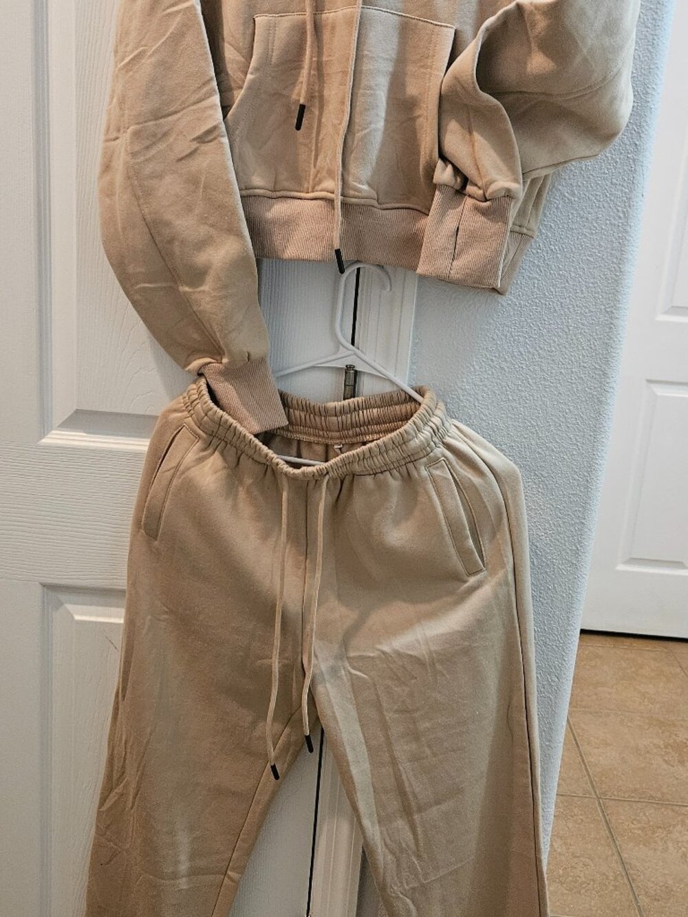 A set of Sweats pants/shirt thumbhole shirt small